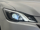 【LEDヘッドライト】悪天候や夜間走行時も良好な視界を確保し安心して運転できる高輝度LEDヘッドライトを装備!点灯速度が早く、消費電力も抑えられています。