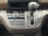 CVT車のセレクトレバーです。低速から高速まで、変速ショックのないスムーズな走りを実現するとともに、エンジン効率のよい領域を維持することで燃費にも貢献します。