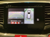 マルチビューカメラシステム搭載車です。お車の周囲を全方位でカバーします。後方・前方・両脇と、コンディションが悪い視界でもカラーモニターに映し出した映像がドライバーをサポートします。