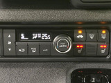 【オートエアコン】一度お好みの温度に設定すれば、車内の温度を検知し風量や温度を自動で調整。暑い&hellip;寒い&hellip;と何度もスイッチ操作をする必要はありません。快適な車内空間には必須の機能ですね♪