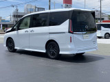 車線逸脱防止支援システム,車両が車線をはみ出す可能性がある場合に警報音と警告表示と共に車線内に戻すようにハンドル操作をサポートしてくれます。