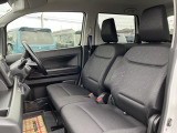 フロントシートはベンチシートです。インパネシフトで足元は広々。運転席と助手席はウォークスルーできます。