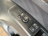 狭い駐車場で便利な電動格納ドアミラーが付いています。