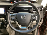 ハンドルにHondaセンシング系のクルーズコントロールやレーンキープアシストなどのスイッチと、オーディオの操作スイッチが装備されています。ハンドルから手を離さず安全に操作できます。