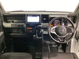車内は光触媒抗菌消臭施工済です。インパネ周りはスタイリッシュなデザインです。グローブボックスやカップホルダーのほかにトレーなどたくさんの収納スペースが付いています。