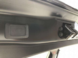 パワ-バックドア付きです。車外からスマ-トキ-操作で、バックドア開閉スイッチで直接操作、リヤバンパ-に足を近づけてバックドアを開けることもできます!便利★