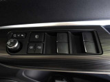 パワーウィンドウスイッチで運転席から全席の窓の開閉ができます。