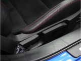 運転席はリクライニングと座面の上げ下げの調整が可能です。ハンドルの位置調整と併せてベストポジションでの運転を提供します。