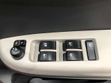 パワーウィンドは今や当たり前の機能ですが、無いと困る機能です。運転席からの操作で、全席の窓を振るオープンにしたり、フルクローズが可能です。