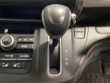 CVT車のセレクトレバーです。低速から高速まで、変速ショックのないスムーズな走りを実現するとともに、エンジン効率のよい領域を維持することで燃費にも貢献します。