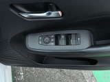 運転席ドア内張(電動格納式カラードドアミラー開閉スイッチ・鏡面調整スイッチ・パワーウインドウスイッチ・フロントスピーカー・ドリンクホルダー)