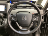 ハンドルにHondaセンシング系のクルーズコントロールやレーンキープアシストなどのスイッチと、オーディオの操作スイッチが装備されています。ハンドルから手を離さず安全に操作できます。
