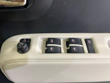 【電動格納ミラー】サイドミラーは電動格納式となっており、狭い駐車場でもキズがつくリスクを抑えられます。