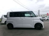 スライドドアですので、狭い駐車場での、乗り降りも、しやすく便利です。
