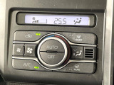 【オートエアコン】一度お好みの温度に設定すれば、車内の温度を検知し風量や温度を自動で調整。暑い&hellip;寒い&hellip;と何度もスイッチ操作をする必要はありません。快適な車内空間には必須の機能ですね♪