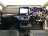 車内は光触媒抗菌消臭施工済です。インパネ周りはスタイリッシュなデザインで機能や装備も充実しています。グローブボックスやカップホルダーのほかにトレーなどたくさんの収納スペースが付いています。