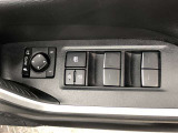 パワーウィンドのスイッチです。運転席に座りながら、助手席や後席の窓を開け閉めできるので大変便利ですよ。