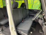 運転席まわりには十分なスペースがあり、大柄な方でもゆったり運転していただける環境です。