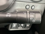 車外の明るさに応じでライトを点灯、消灯してくれるオートライト機能です☆お天気の良い昼間のトンネル走行などオートにしてると便利で安心です☆エンジン停止時にライトの消し忘れも無くなります☆