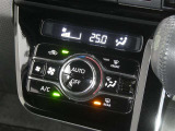 【オートエアコン】車内温度を感知して自動で温度調整をしてくれるのでいつでも快適な車内空間を創り上げます!どの席に座っても快適なドライブが楽しめます♪