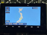 ディスプレイオーディオやカーナビは、現代のドライブにおいて欠かせない装備のひとつです。初めての場所でも迷いにくく、快適なルート案内で運転をサポートします。移動中のエンターテインメント性も高まります。