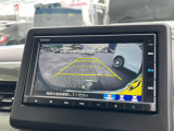 【バックカメラ】運転が苦手な方も車庫入れラクラク。ギアをリバースに入れれば自動的に切り換わりますので、面倒な操作は不要です。狭い駐車場も大切なお車を傷つけず安心です。