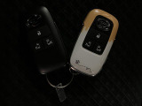 電子カードキーを携帯していれば、ドアハンドルやバックドアのリクエストスイッチを押すだけでドアの施錠・解錠が出来ます♪もちろん 遠隔操作も可能です!盗難防止のイモビライザー機能装備ですよ ☆