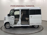 【まるごとクリーニング】シートを取り外し、車内を徹底洗浄。隅々まで丁寧に仕上げています。