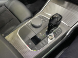 BMWの高性能オートマチックは、ATセレクトレバーを左側に倒すことで、通常の「D」から「S」(スポーツ)または「M」(マニュアル)へと切り替えが可能です。