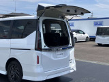 バックドアの約半分のスペースで荷物の出し入れが可能です。
