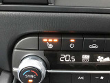 運転席、助手席シートヒーター付きで寒い朝もあったかです。