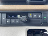 【オートエアコン】一度お好みの温度に設定すれば、車内の温度を検知し風量や温度を自動で調整。暑い&hellip;寒い&hellip;と何度もスイッチ操作をする必要はありません。快適な車内空間には必須の機能ですね♪