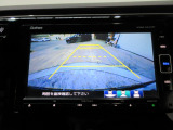 バックカメラの画像です。ガイドラインがスムースな車庫入れをサポートいたします。車庫入れの安心感がアップしますね。