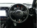 各操作スイッチなどもハンドルから手を放すことなく操作可能で安全運転に支援いたします!