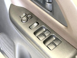 【電動格納ミラー】サイドミラーは電動格納式となっており、狭い駐車場でもキズがつくリスクを抑えられます。