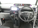 運転席からの視界はこんな感じです☆お気軽にご来店いただき、実際に座って是非お確かめください。ドライバーに寄り添う快適な操作フィールをもたらすステアリングです。
