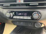 お好みの温度に合わせれば自動的に調節、オートエアコン装備。年中快適な車内。