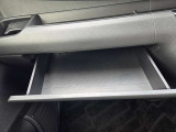助手席の前には、ボックスティッシュが入る収納スペースがあります