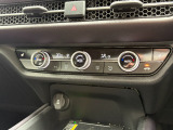 左右独立温度コントロール式・フルオート・エアコンディショナーです。運転席・助手席それぞれで温度調整が可能です。