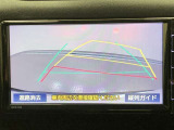 【バックガイドモニター】後方の映像をナビ画面に表示するだけでなく、ステアリング操作に連動して動くガイド線も同時に表示!予想進路の確認をしながら後退できるので便利です!