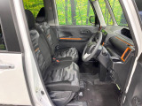 運転席まわりには十分なスペースがあり、大柄な方でもゆったり運転していただける環境です。