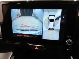 パノラミックビューモニター付きです。車両を上から見たような映像をディスプレイオーディオ画面に表示。運転席からの目視だけでは見にくい、車両周辺の状況をリアルタイムでしっかり確認できます。