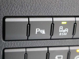 超音波センサーを利用して、車両前方や車両後方の障害物を検知。障害物との距離と接近部位の位置をマルチインフォメーションディスプレイに表示し、同時に音声とブザーでドライバーに注意を促します。