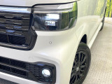 【LEDヘッドライト】悪天候や夜間走行時も良好な視界を確保し安心して運転できる高輝度LEDヘッドライトを装備!点灯速度が早く、消費電力も抑えられています。
