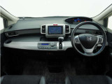 ◆視界広々で非常に運転しやすくロングドライブでも疲れを感じさせないすっきりとまとまったインパネ周りです。