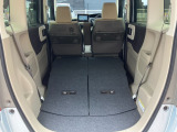 リア席を倒せば更に広々とした空間の出来上がり、荷物がたくさん載せられますよ。