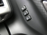 運転席はシートメモリー機能が付いているので、自分以外の人がシートを動かしても、ボタン一つでセットした位置に戻せます。