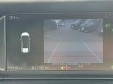 【全方位モニター】まるでクルマを真上から見下ろしたかのような視点で駐車をサポートします!クルマの斜め後ろや真横など、前後左右の4つのカメラの映像が合成されて、モニターに映し出されます。
