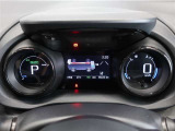 カラーで見易いメーターディスプレイ!気になる燃費や航続可能距離などの情報を素早くキャッチ。
