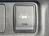 【車線逸脱警報】道路上の白(黄)線を認識し、意図せず走行中の車線からはみ出しそうになった時、メーター内の警告灯とブザーで注意喚起してくれる安心・安全機能です♪